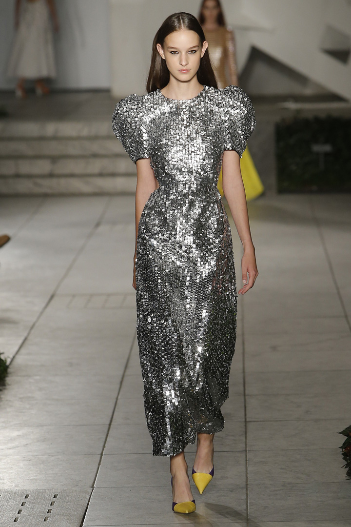 出现了大量复古泡泡袖,优雅的铅笔裙以及高腰裤的设计都充满了时代感