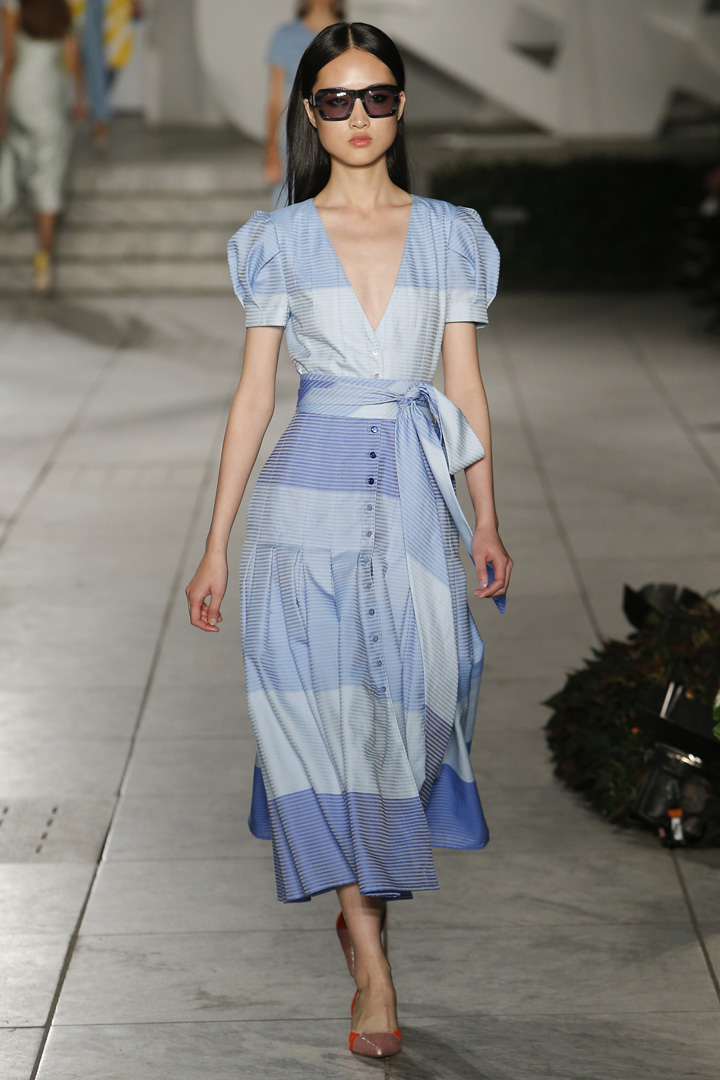 出现了大量复古泡泡袖,优雅的铅笔裙以及高腰裤的设计都充满了时代感