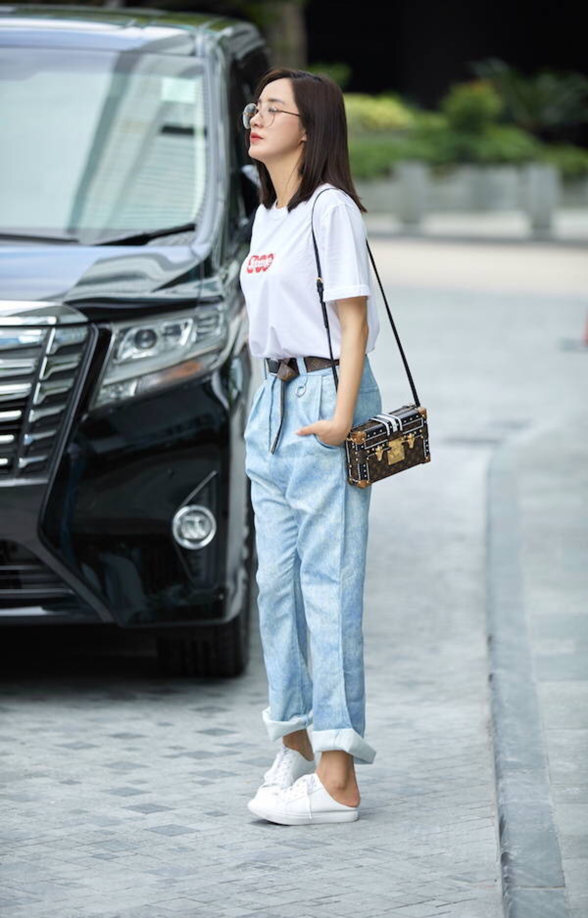 白tee,混色牛仔裤,搭配舒适露跟小白鞋.干净清爽.