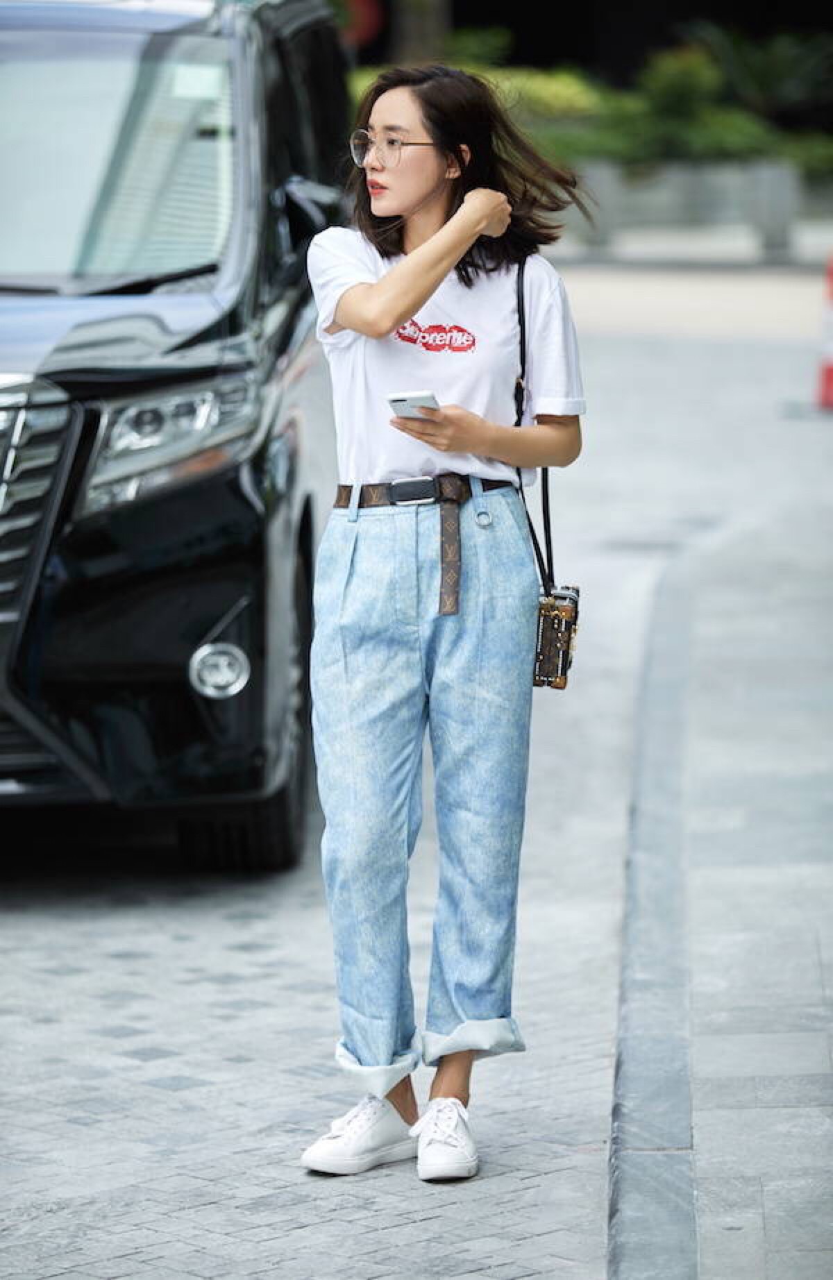 白tee,混色牛仔裤,搭配舒适露跟小白鞋.干净清爽.