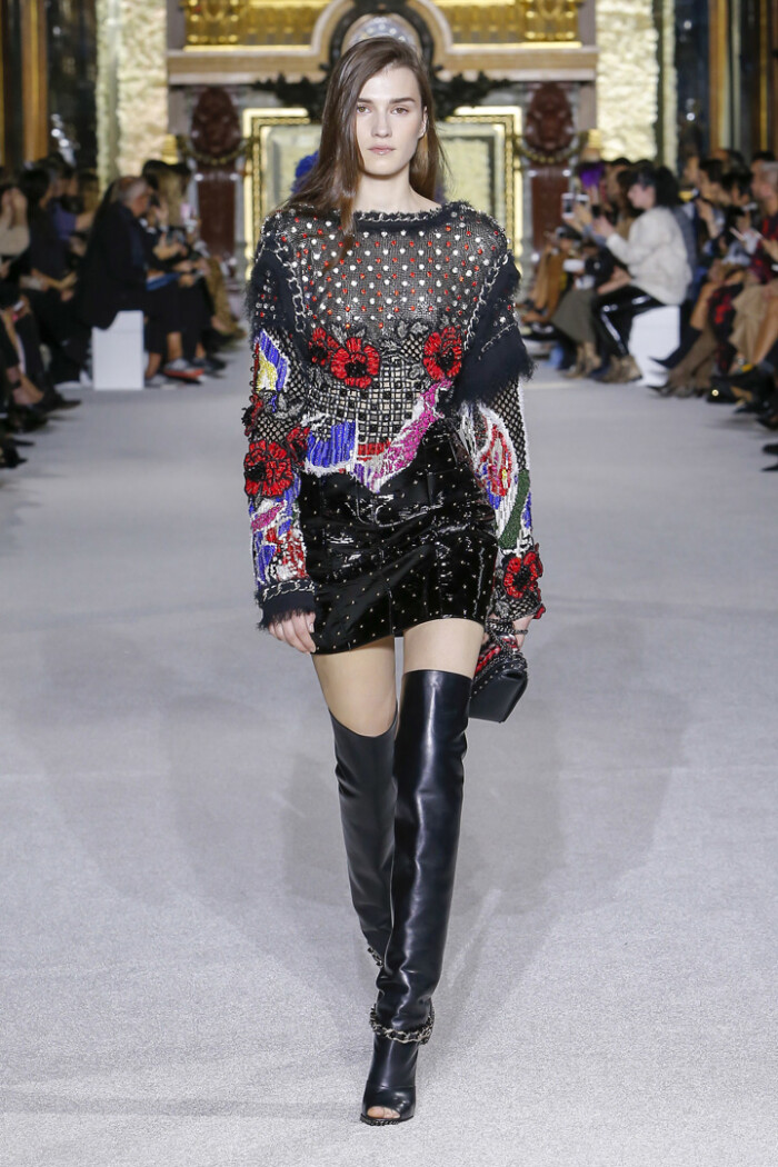 法国时尚品牌 balmain 2018 春夏高级成衣 本季系列以黑白与深蓝色为