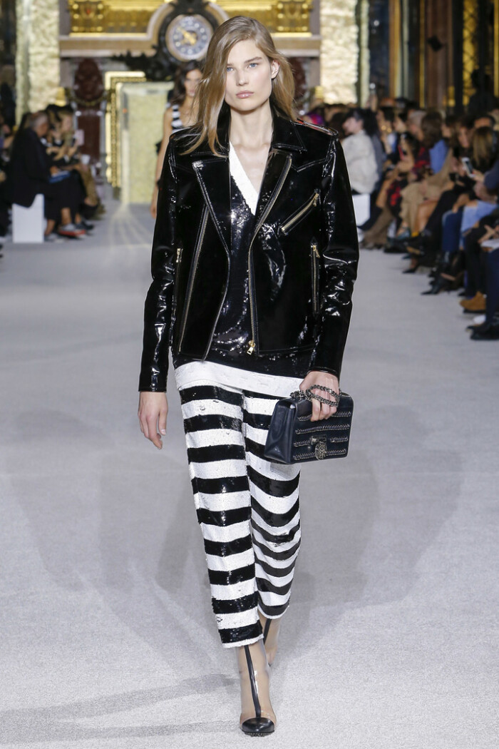 法国时尚品牌 balmain 2018 春夏高级成衣 本季系列以黑白与深蓝色为