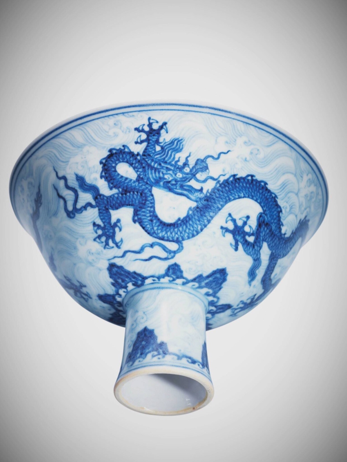 明宣德 青花海水双龙纹内暗花龙纹高足碗