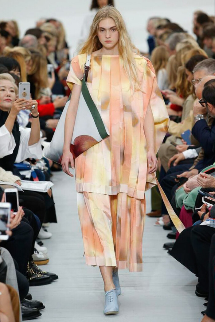 法国时尚品牌 celine 2018 春夏高级成衣 品牌本季依旧强势,潇洒干练