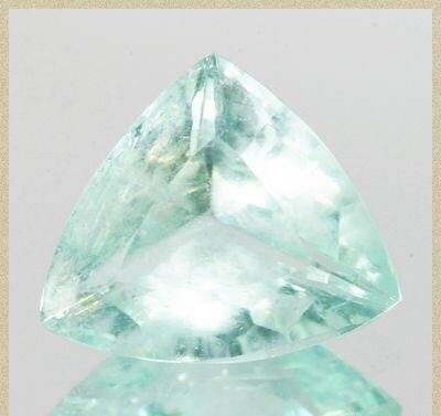 磷叶石【phosphophyllite】是一种非常脆弱的矿物,过于脆弱以至于无法
