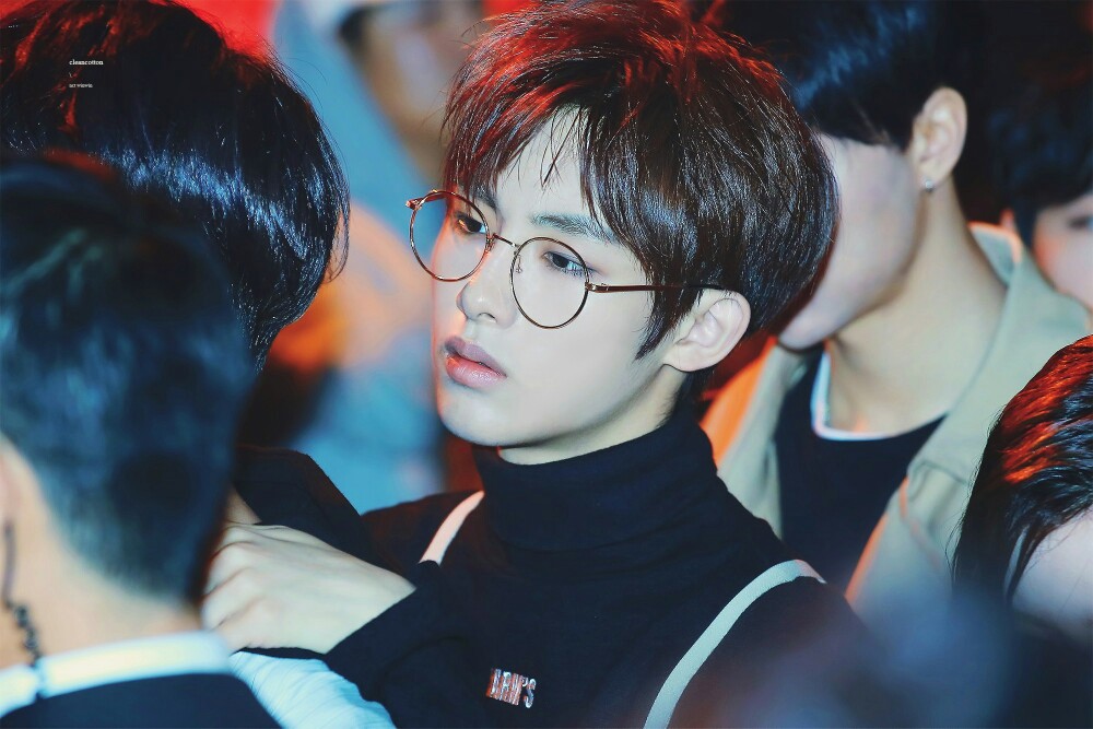 winwin董思成╰(*´)`*)╯戴眼镜好苏-堆糖,美好生活研究所