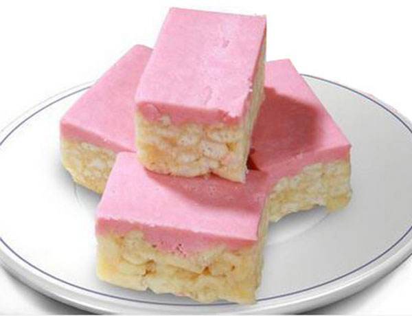 芙蓉糕由萨其玛转化而来,因形态与色调如芙蓉花,故有此称.