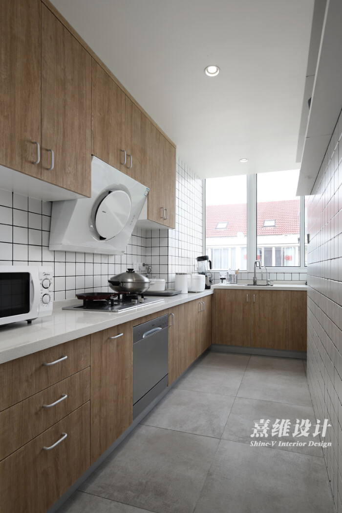 厨房空间,厨房依旧统一整体空间配色,小方砖依旧顶天立地的铺设, 简约