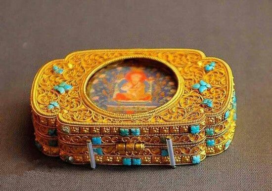 (清)金镂花嵌松石长方盒——故宫博物院藏品