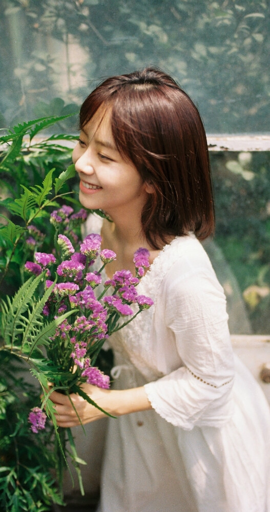【谭松韵初秋植物系列写真 画风清爽现少女感】置身绿意盎然的植物园
