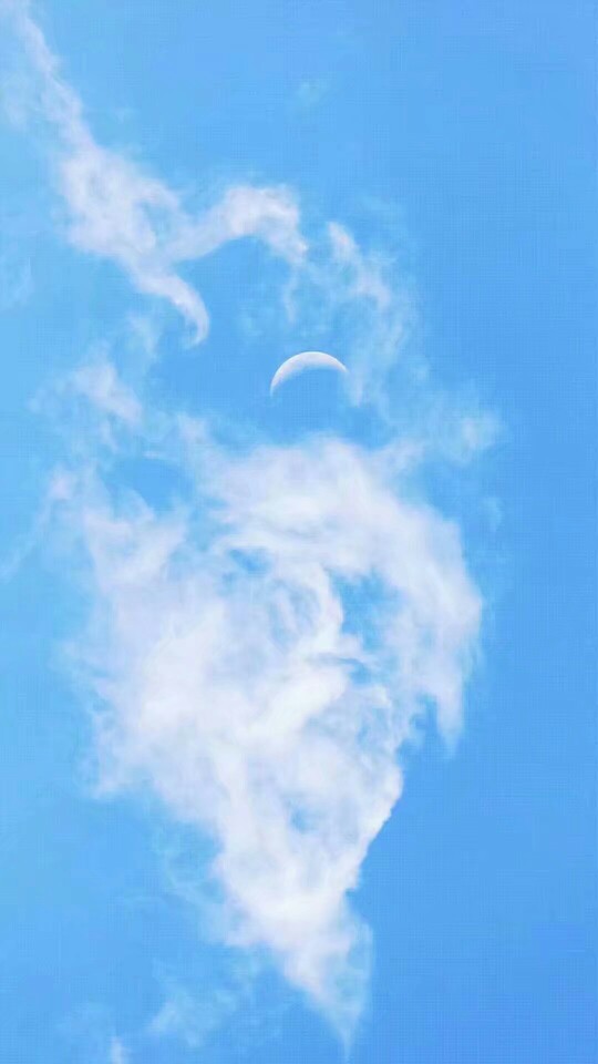 蔚蓝天空下