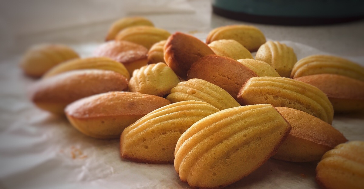 第一次吃玛德琳就爱上来,原以为会是扎实甜腻的口感,意外的是内部松软