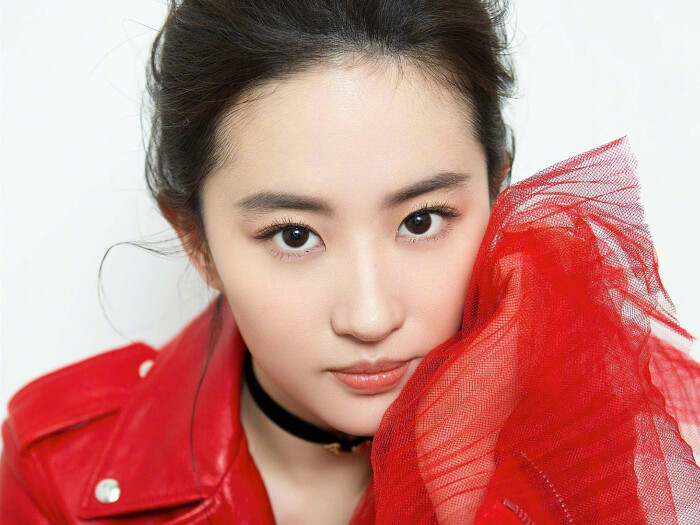 华语影视女演员,歌手,毕业于北京电影学院2002级表演系本科班