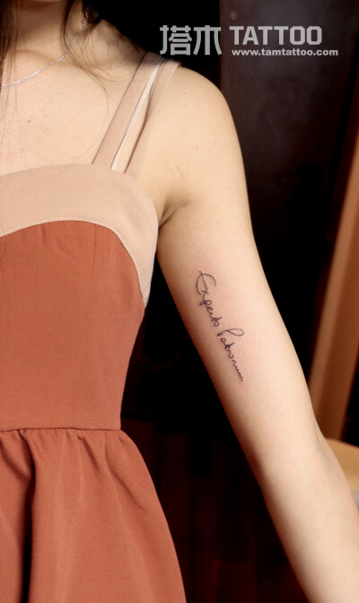 女孩手臂英文纹身