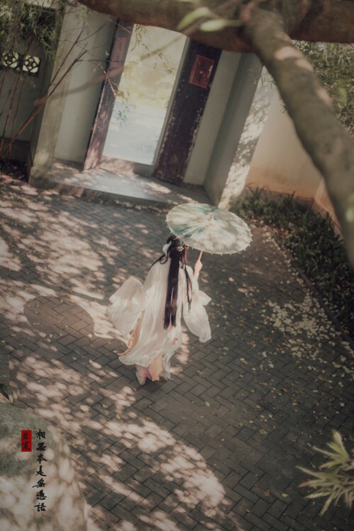 醉拍春衫惜旧香.天将离恨恼疏狂.年年陌上生秋草.日日楼中到夕阳.