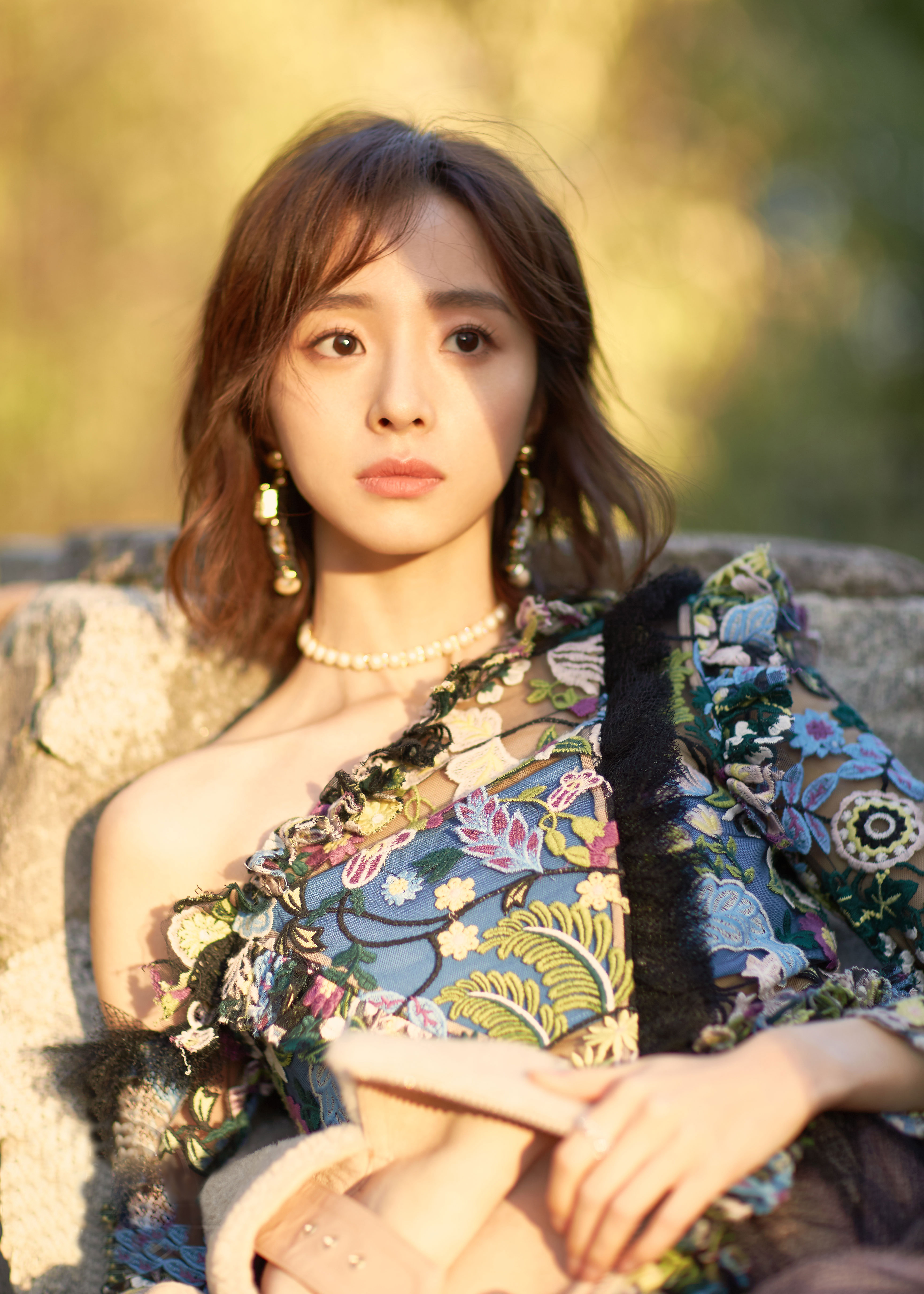 演员胡冰卿拍摄的杂志美图