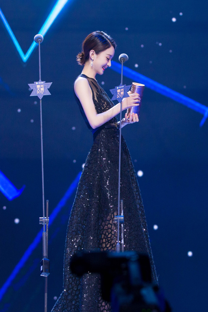 赵丽颖 亮相2017腾讯视频星光大赏红毯获"年度电视剧女演员"奖