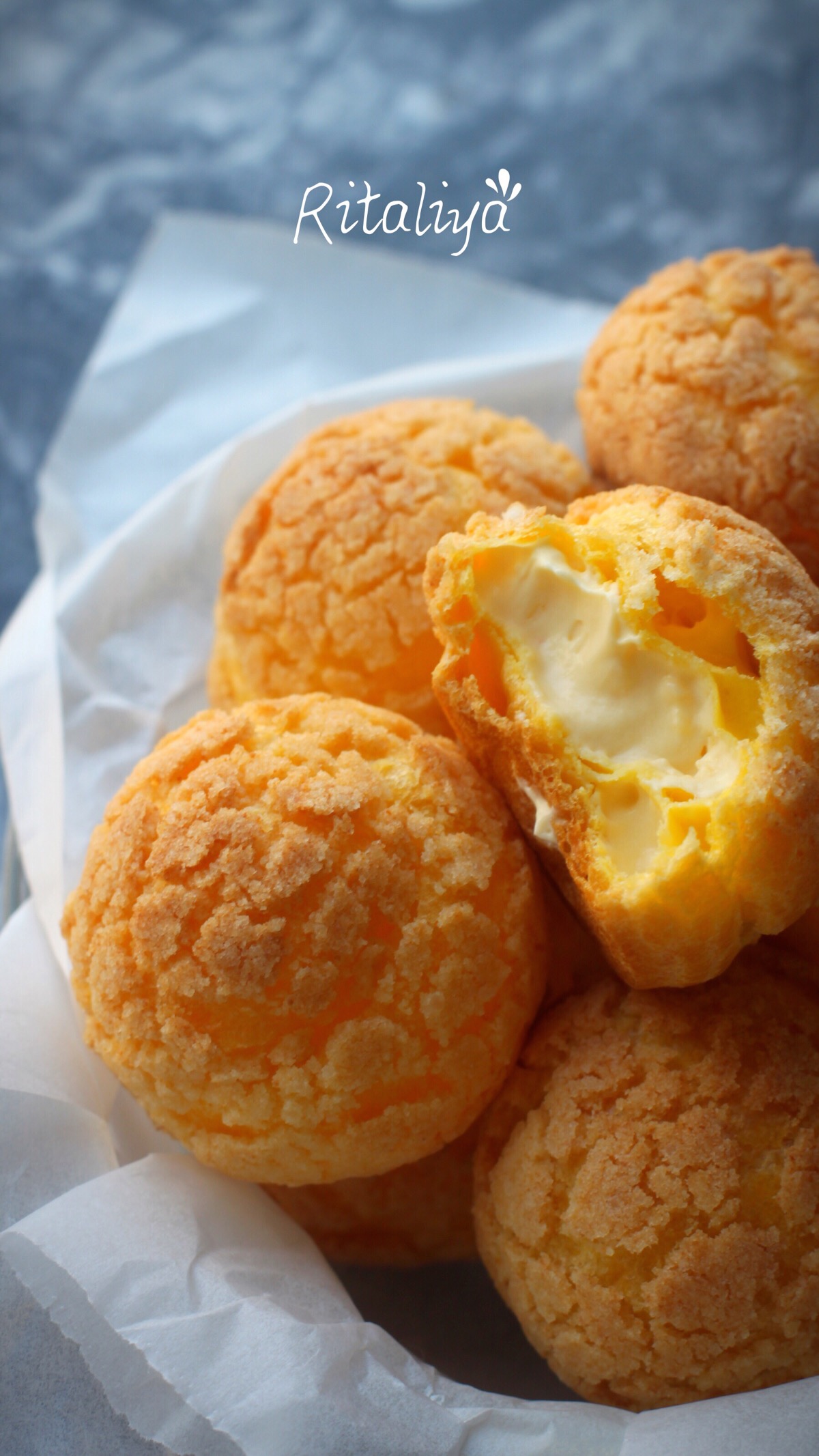 酥皮泡芙 第一次做就妥妥的成功了,里面的卡士达馅糖量减半果然肥肠