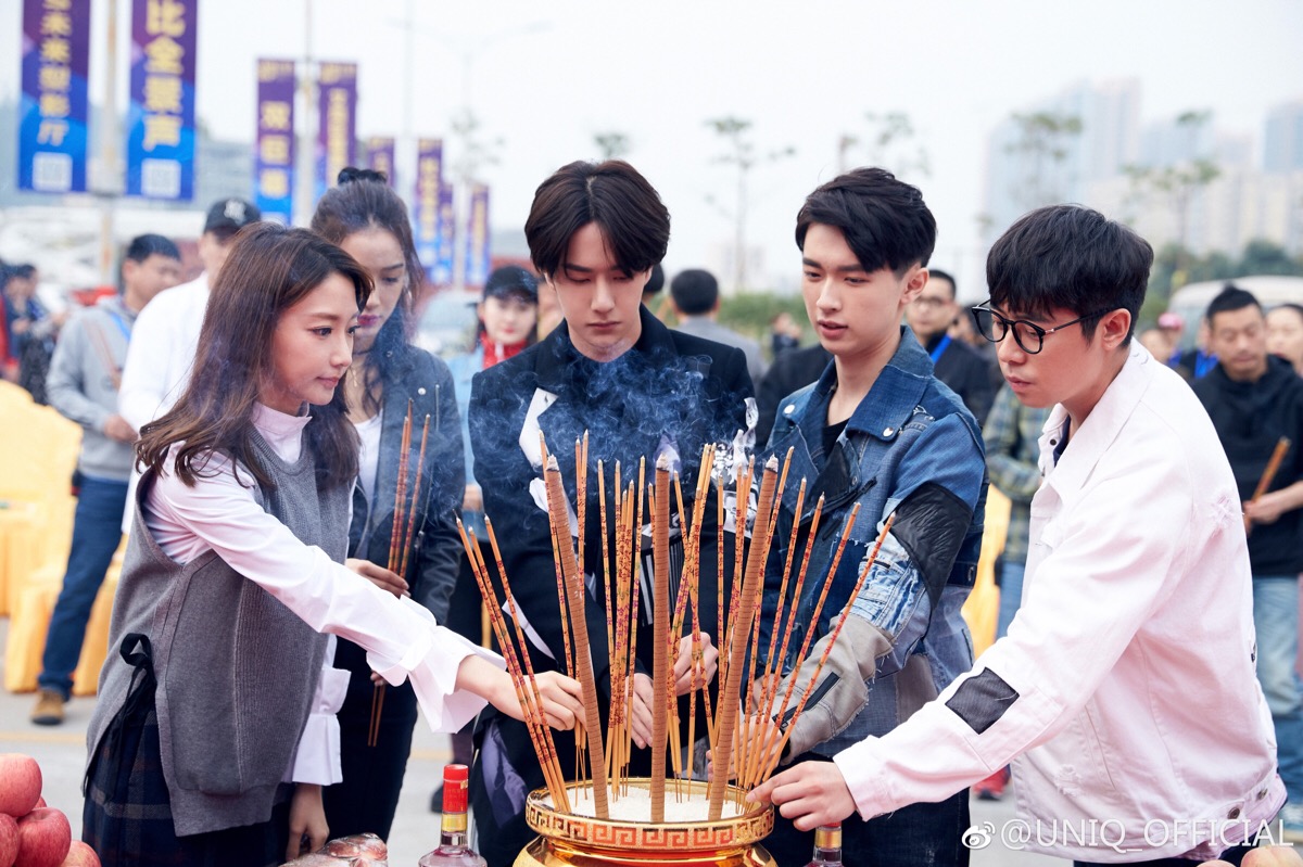 官博更博:#王一博# · #王一博超凡天赋# 开机啦![小黄人剪刀手]