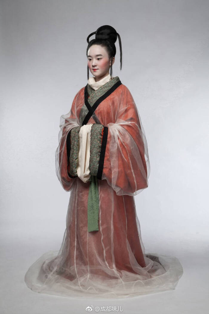 他们从考古文献钻研到古文点滴搜集,从服装制作复原到妆发还原,一针
