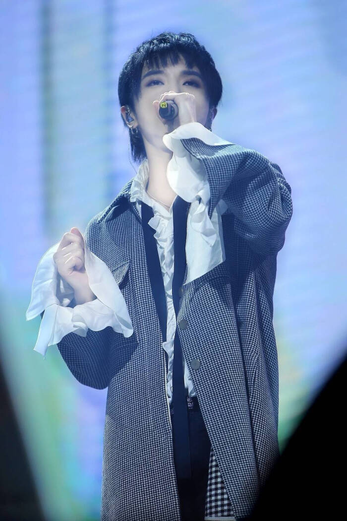 华晨宇 2017.12.9 山东烟台威斯纳嘉年华 高清壁纸