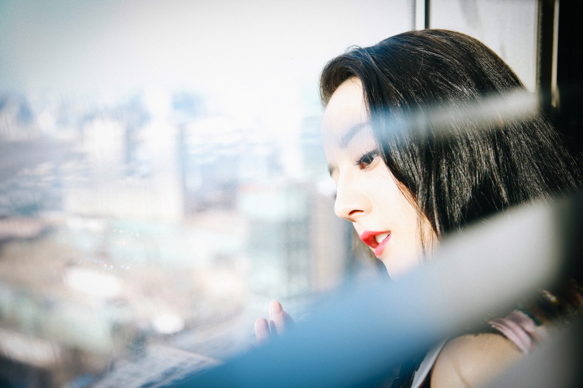 美图系列##迪丽热巴# @dear-迪丽热巴 一身露肩连衣裙出席《解忧杂货