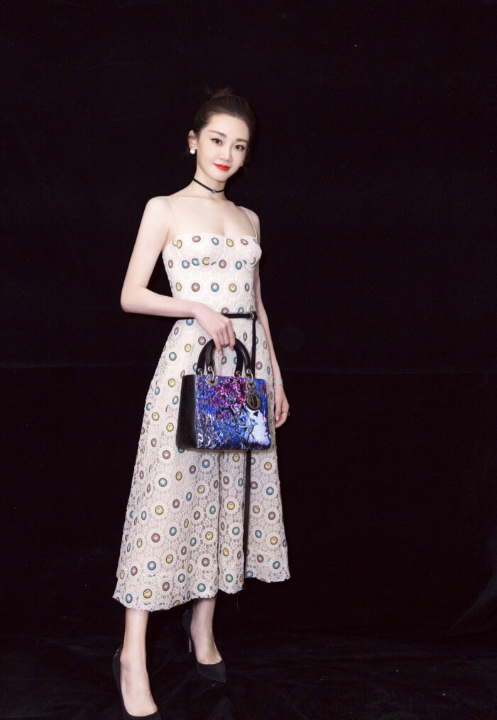 新生代女演员苗苗现身dior lady art活动现场,一袭露肩长裙美如画
