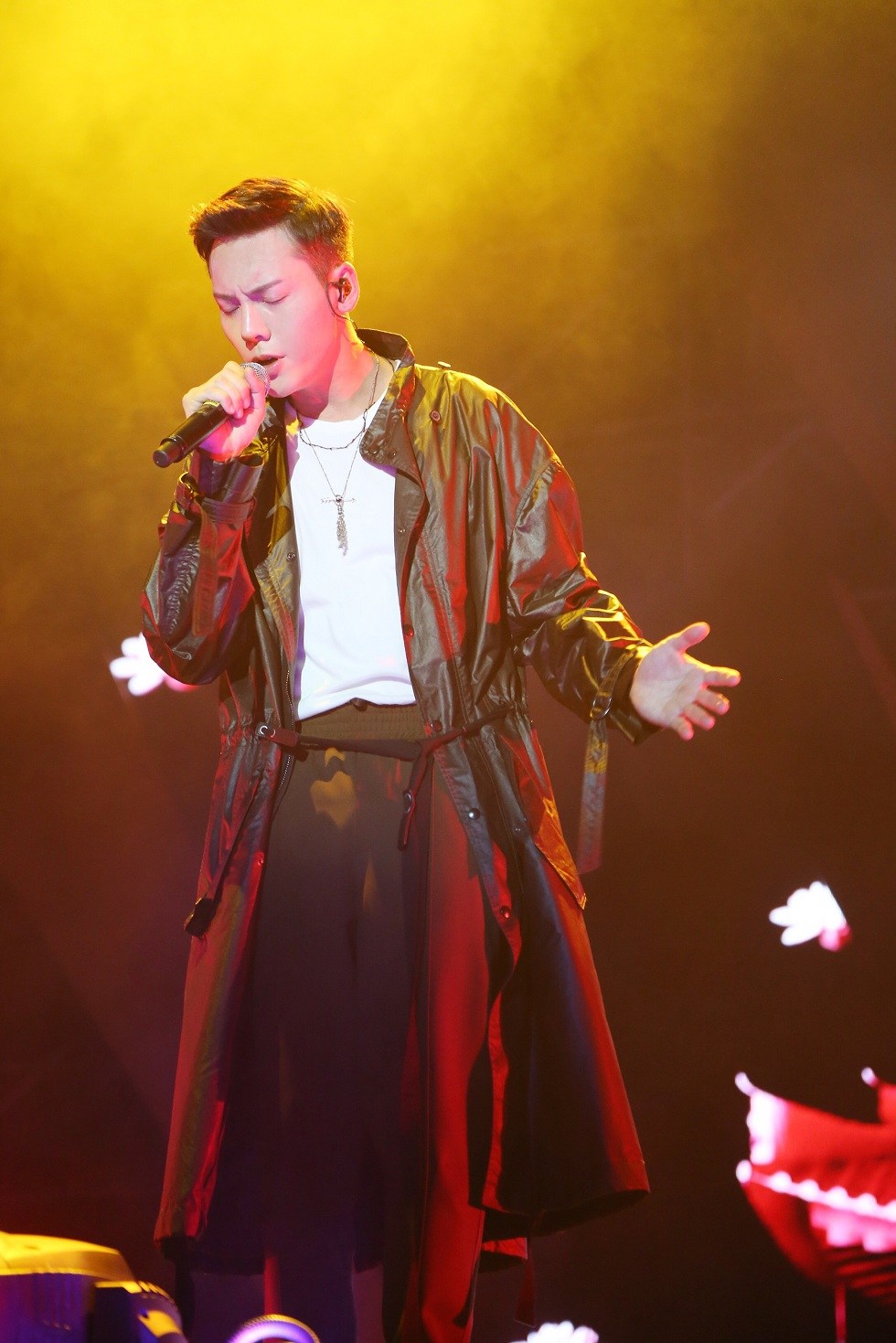 陈伟霆更在演唱会现场翻唱偶像郭富城的《唱这歌》和张国荣的《侧面》