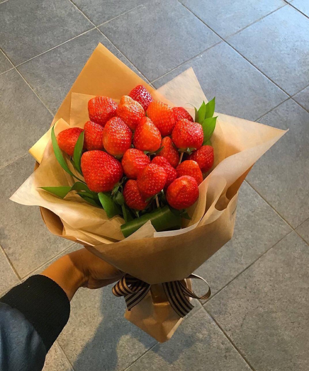 草莓花束既满足了浪漫又更添甜美呢