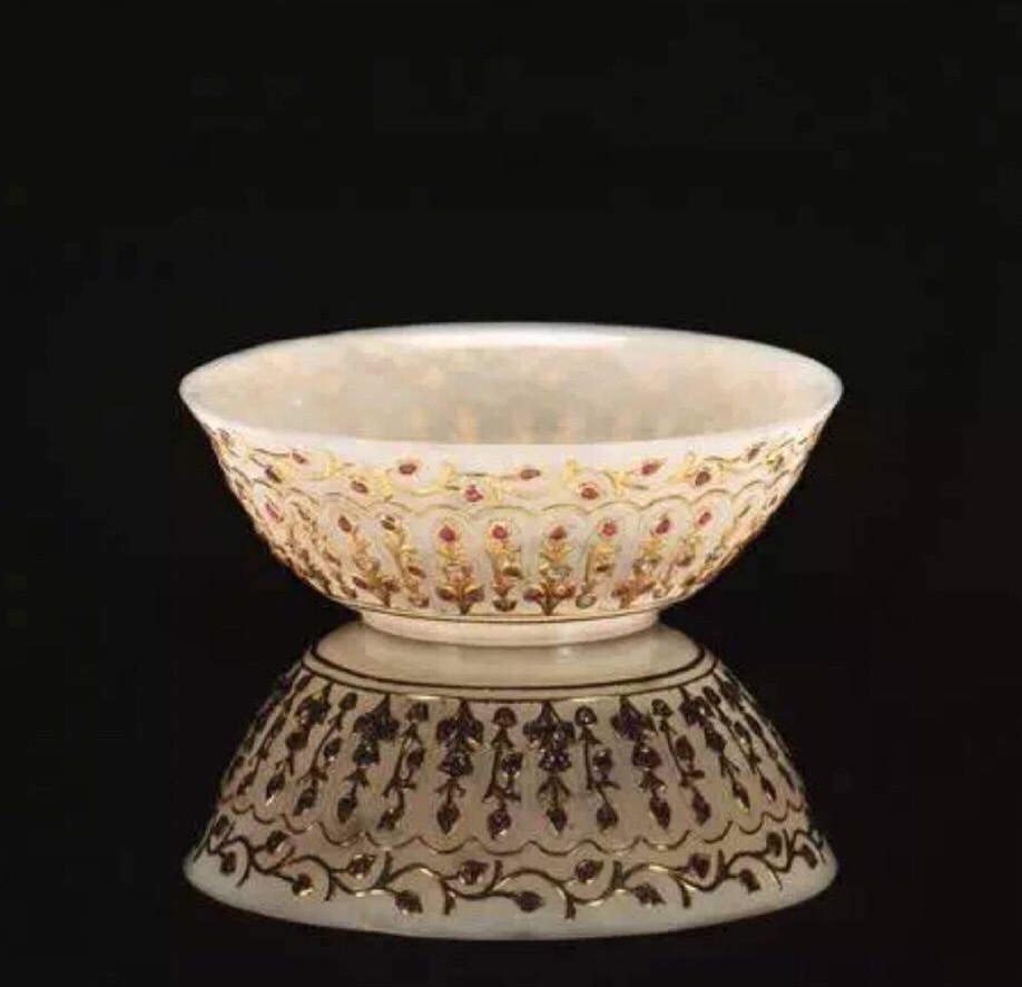 【 痕都斯坦玉器 】---" 在清朝的宫廷中是非常名贵而特别的一种,精美