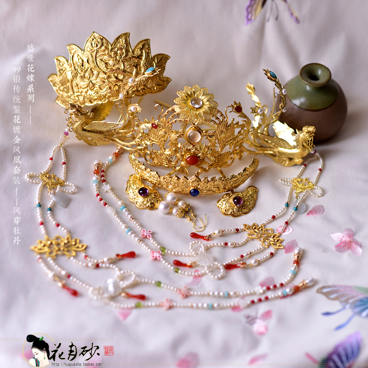 1只);凤簪(含流苏)(1对);鹭鸶登莲满冠(1只);顶簪(1只);珍珠耳环(1对)