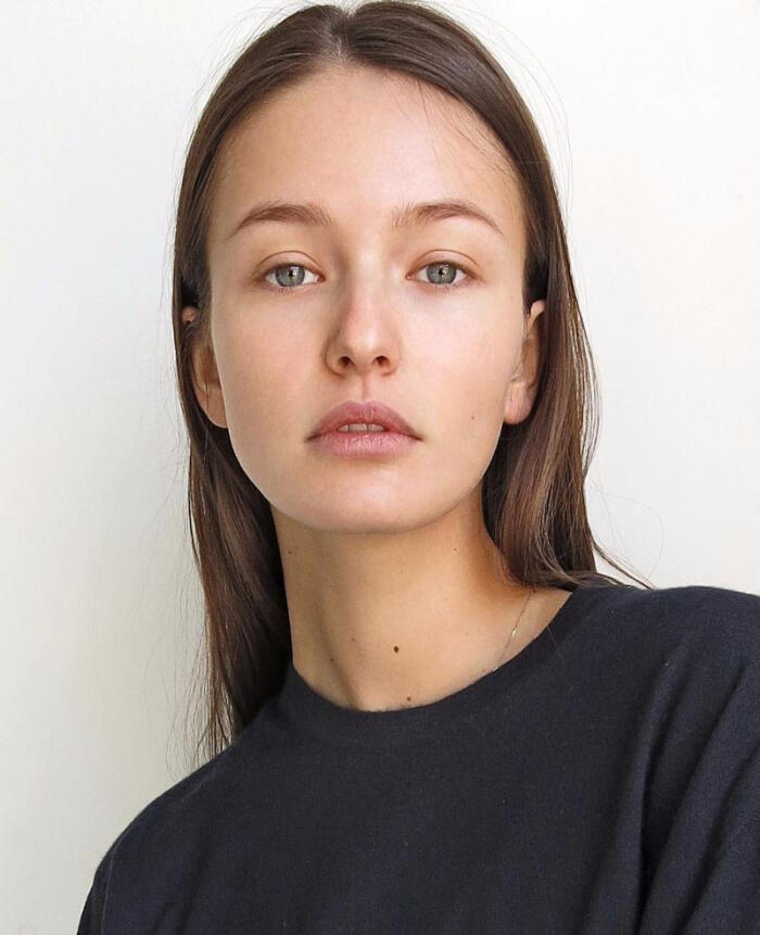 俄罗斯模特kristina romanova看起来很文静