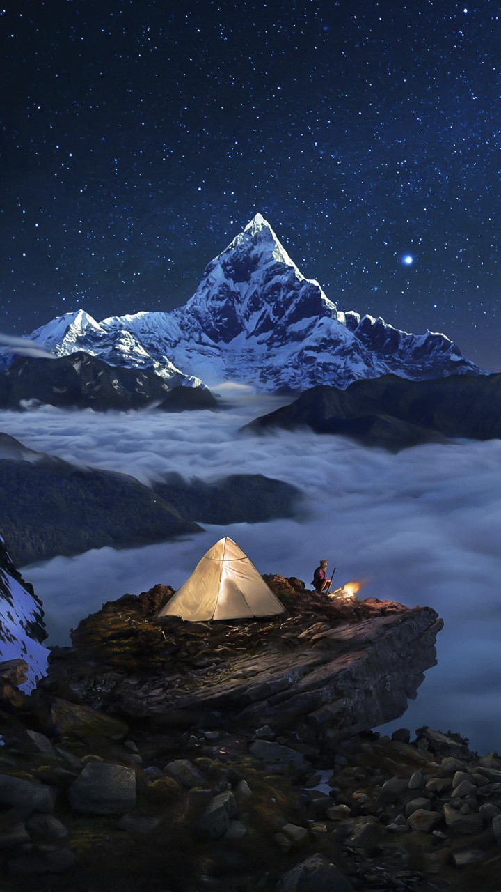 搭一顶帐篷,燃一处篝火,在雪山和星空的映衬下,人是如此渺小.