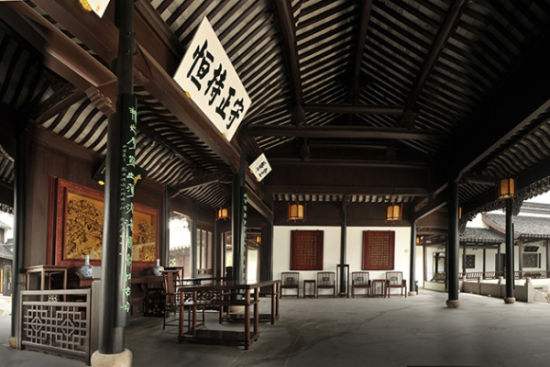 陈阁老宅虽然不大,但假山古木,曲桥流水,真是书香门第,幽静典雅之所