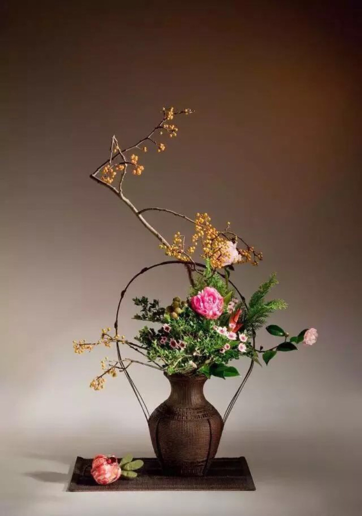 如果说中式插花的作品是一个盘子,我们就可以把盘子想象成大地或是