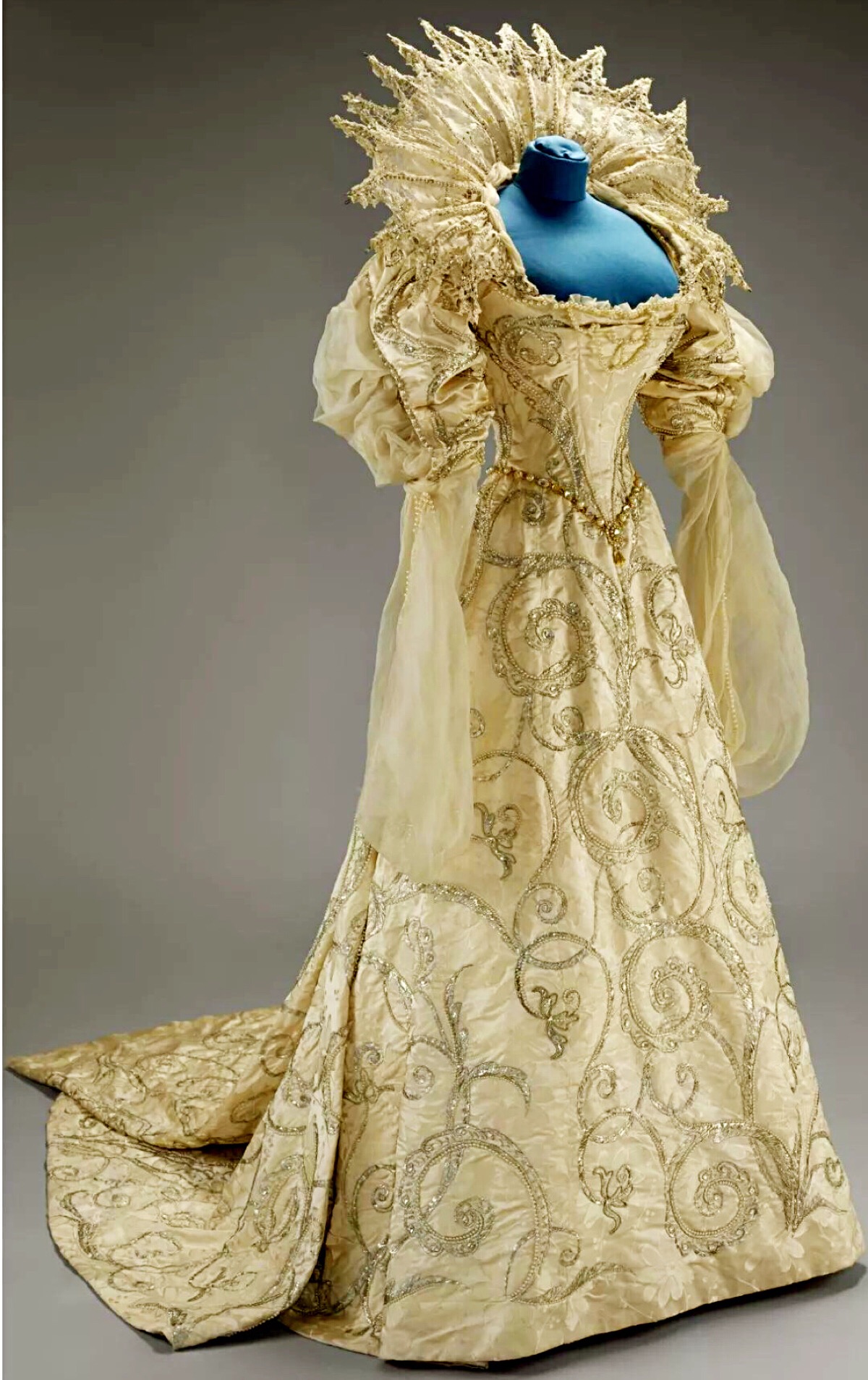 六世波特兰公爵夫人扮演16世纪的萨沃伊公爵夫人,服装由巴黎worth打造