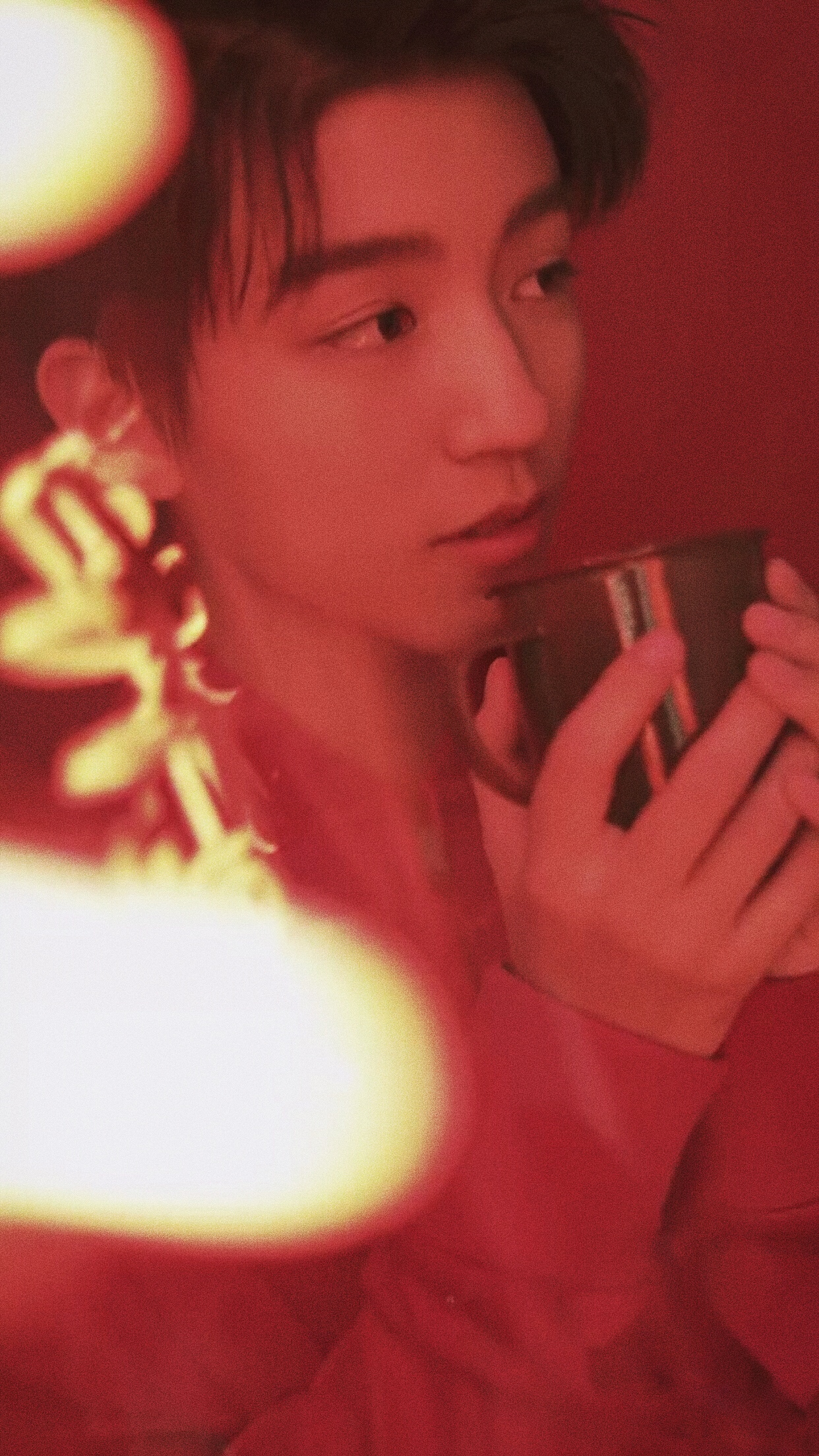 陈漫掌镜王俊凯《嘉人》2月刊拍摄花絮 cr.fascination_喵