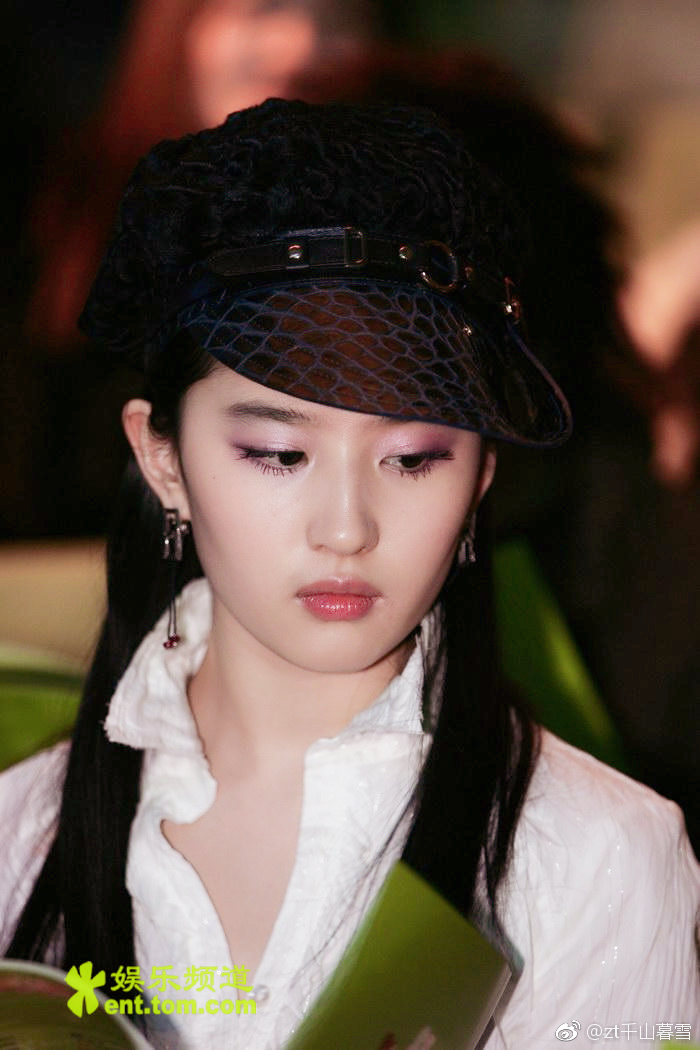 刘亦菲倍受关注的2005"网络·娱乐·英雄会"tom在线荣耀盛典颁奖典礼