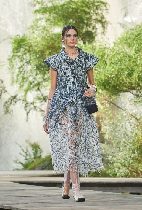 巴黎大皇宫的玻璃穹顶下,卡尔·拉格斐搭建起气势恢宏的瀑布景观,飞流