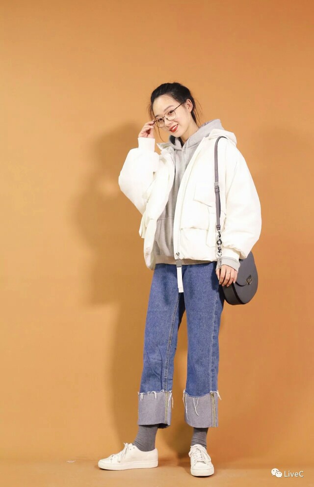 很喜欢这样的搭配,白色羽绒服 阔腿牛仔裤.