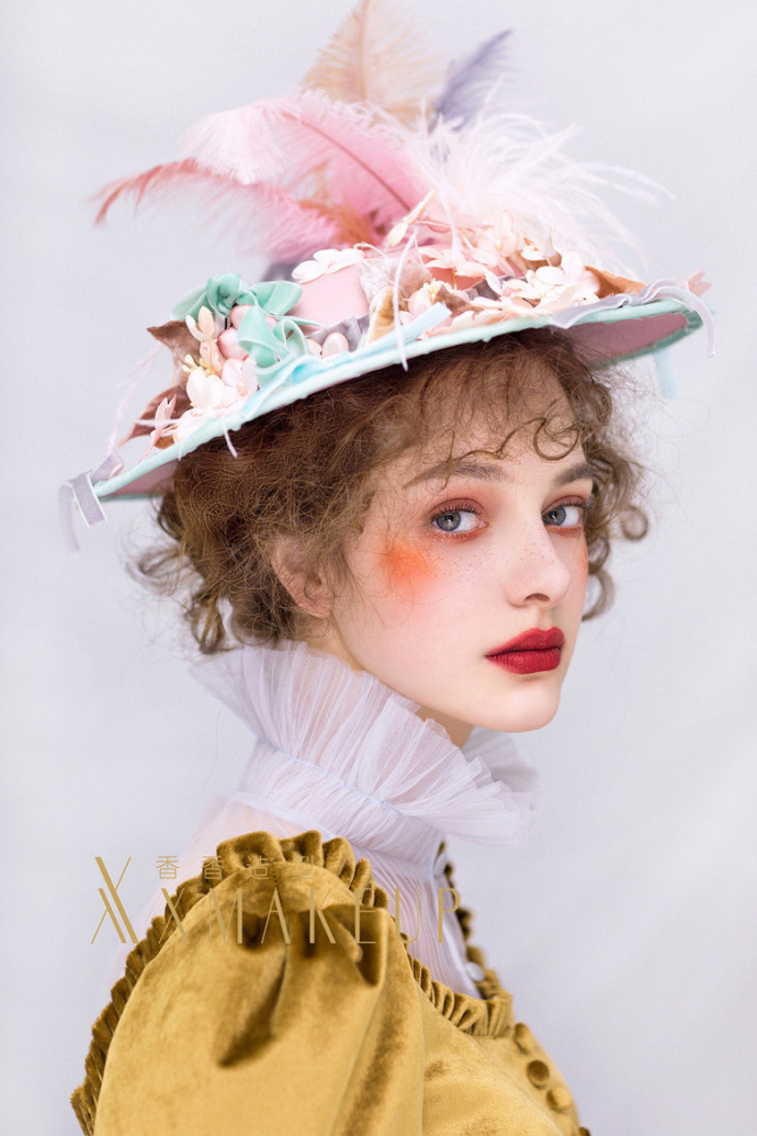 她 典雅,奢华,古典典型的卷曲柔和发丝梅花鹿斑点腮红以及可爱小雀斑