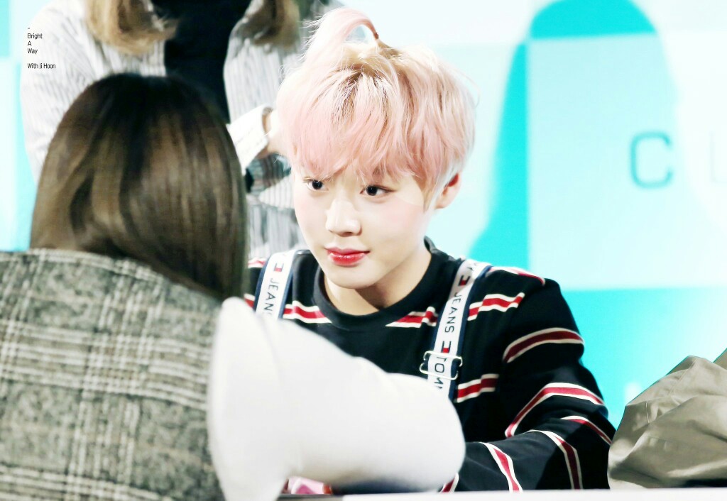 朴志训 wanna·one cr.logo