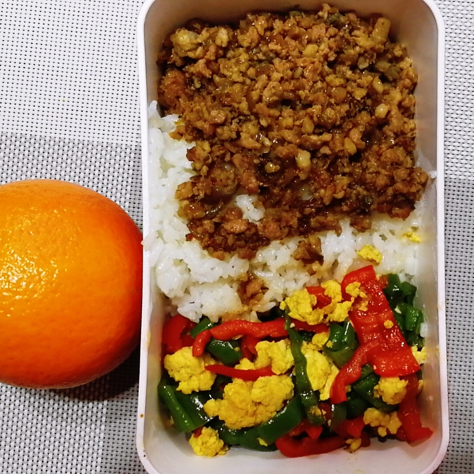 今日便当:卤肉饭 青椒鸡蛋 一个橙子