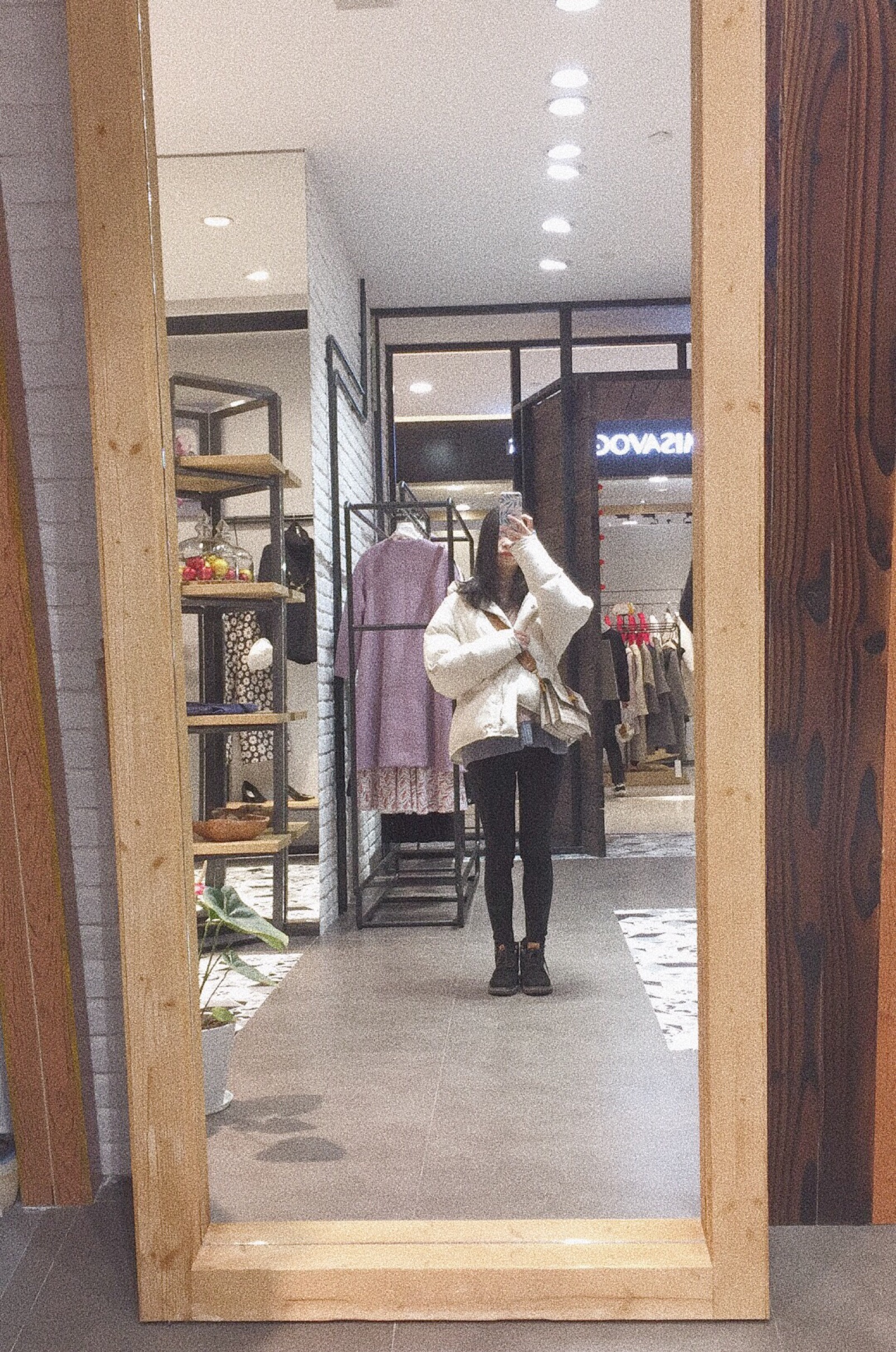 小矮子对着试衣镜的自拍日常