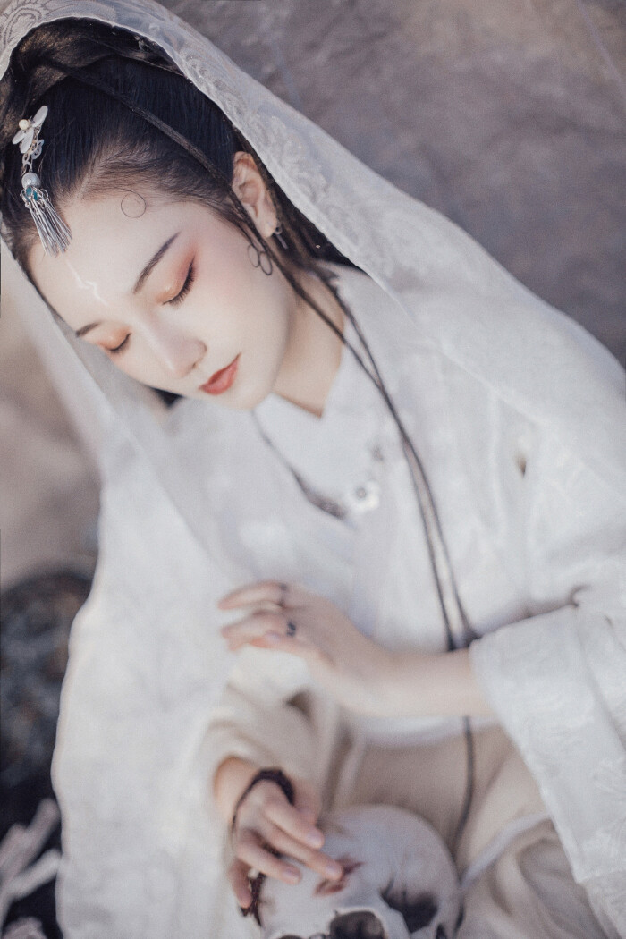 人世间难分别真假善恶 要管他成魔还是佛 又有谁来渡我【古风写真】