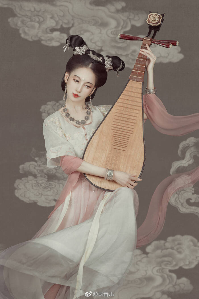 出镜:司音儿