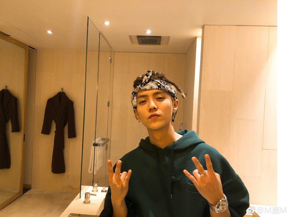 鹿晗微博更新 自拍 脏辫 上海堡垒