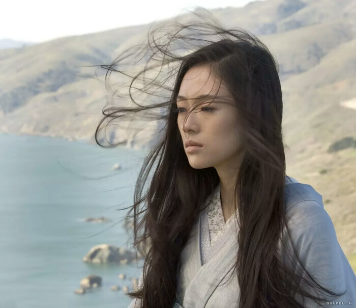 "在热闹的街头小桥上女孩低着头,灰色的眼眸里映着游鱼和清水,身后