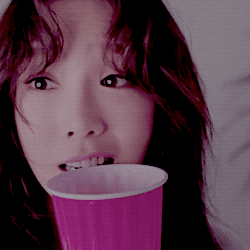 gif:金泰妍.抱图看简介.