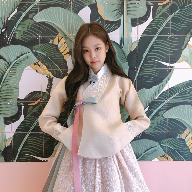 blackpink粉墨 ros(朴彩英),lisa, jisoo(金智秀),jennie(金珍妮)